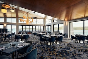 3 restaurants, breakfast served