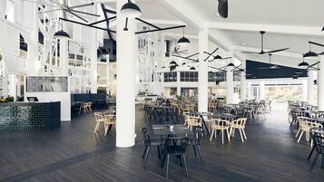 3 restaurants, breakfast served