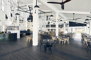 3 restaurants servant le petit déjeuner, le déjeuner et le dîner