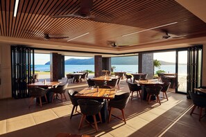 3 restaurantes, se sirve desayuno 