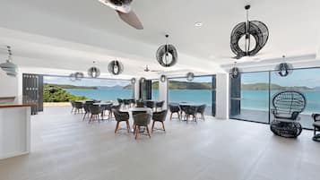 5 bars/lounges, swim-up bar, poolside bar