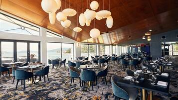 3 restaurants, breakfast served