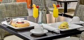 Se ofrece un desayuno bufé todos los días (14.00 USD por persona)