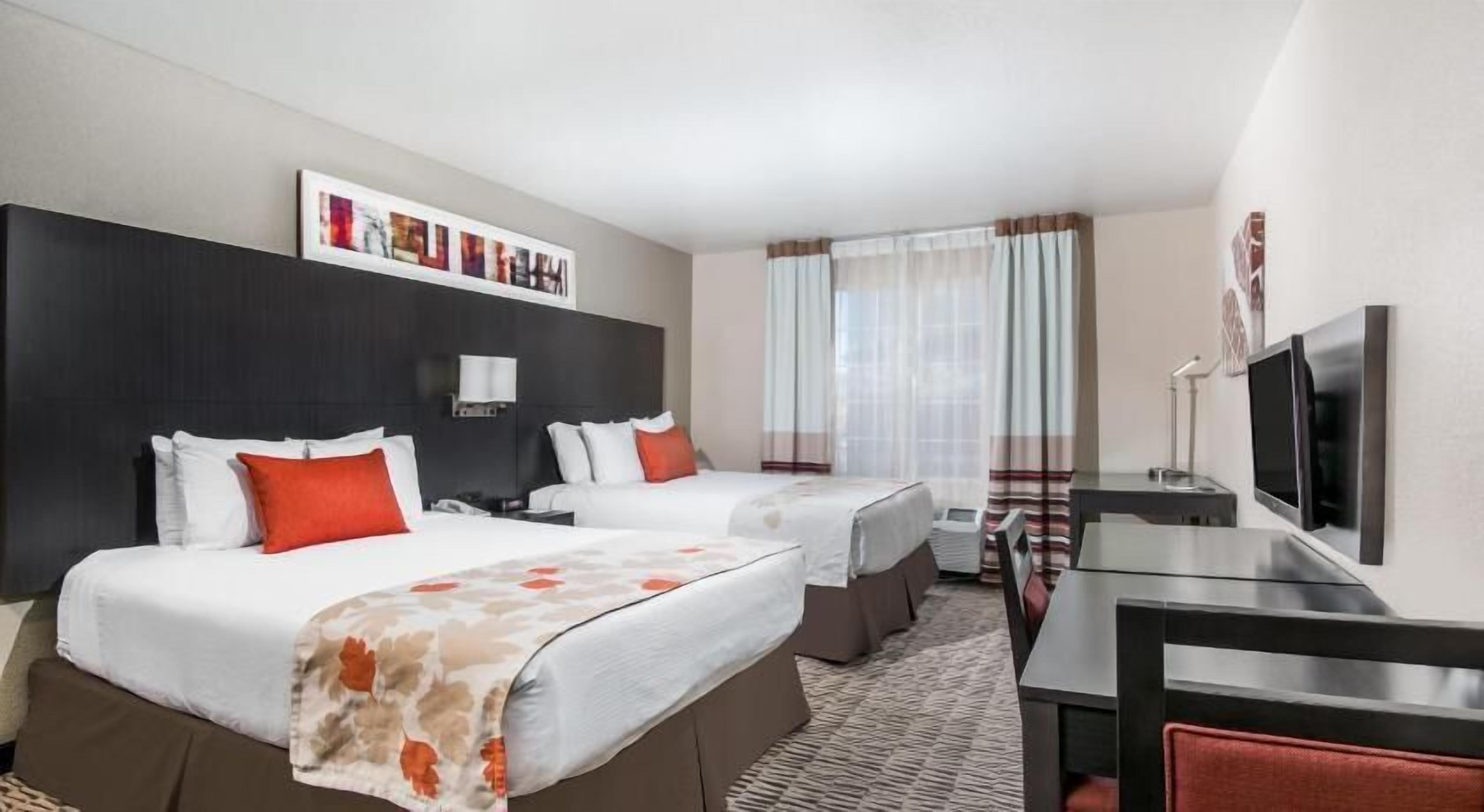 Premium bedding, in-room safe, desk, blackout drapes