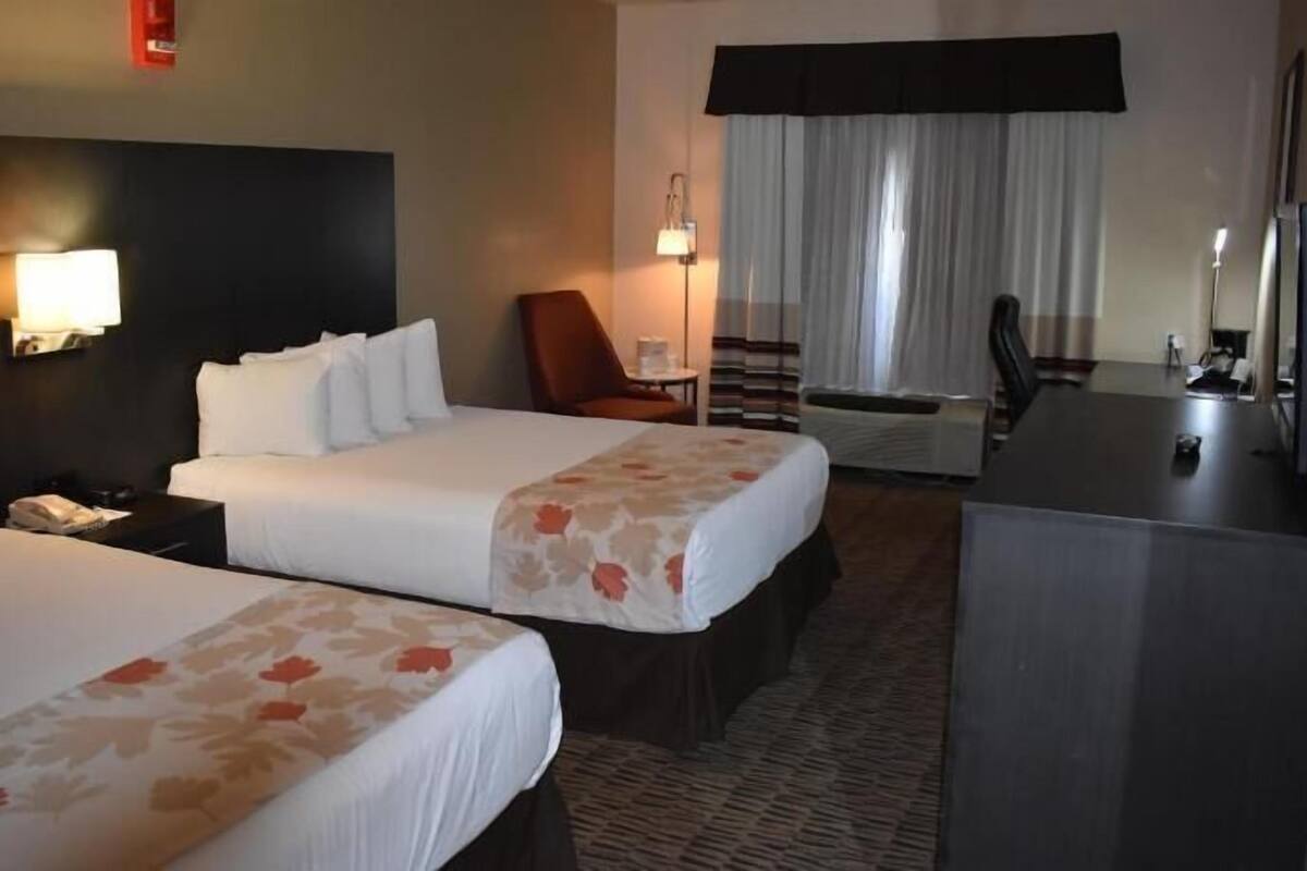 Literie de qualitĂ©, coffre-fort, bureau, rideaux dâobscurcissement