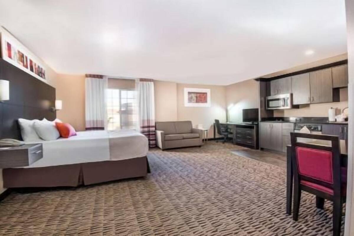 Literie de qualitĂ©, coffre-fort, bureau, rideaux dâobscurcissement