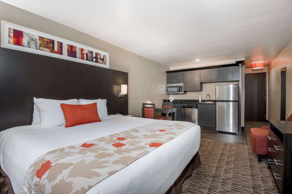 Standard Room, 1 King Bed, Kitchen | Premium bedding, in-room safe, desk, blackout drapes