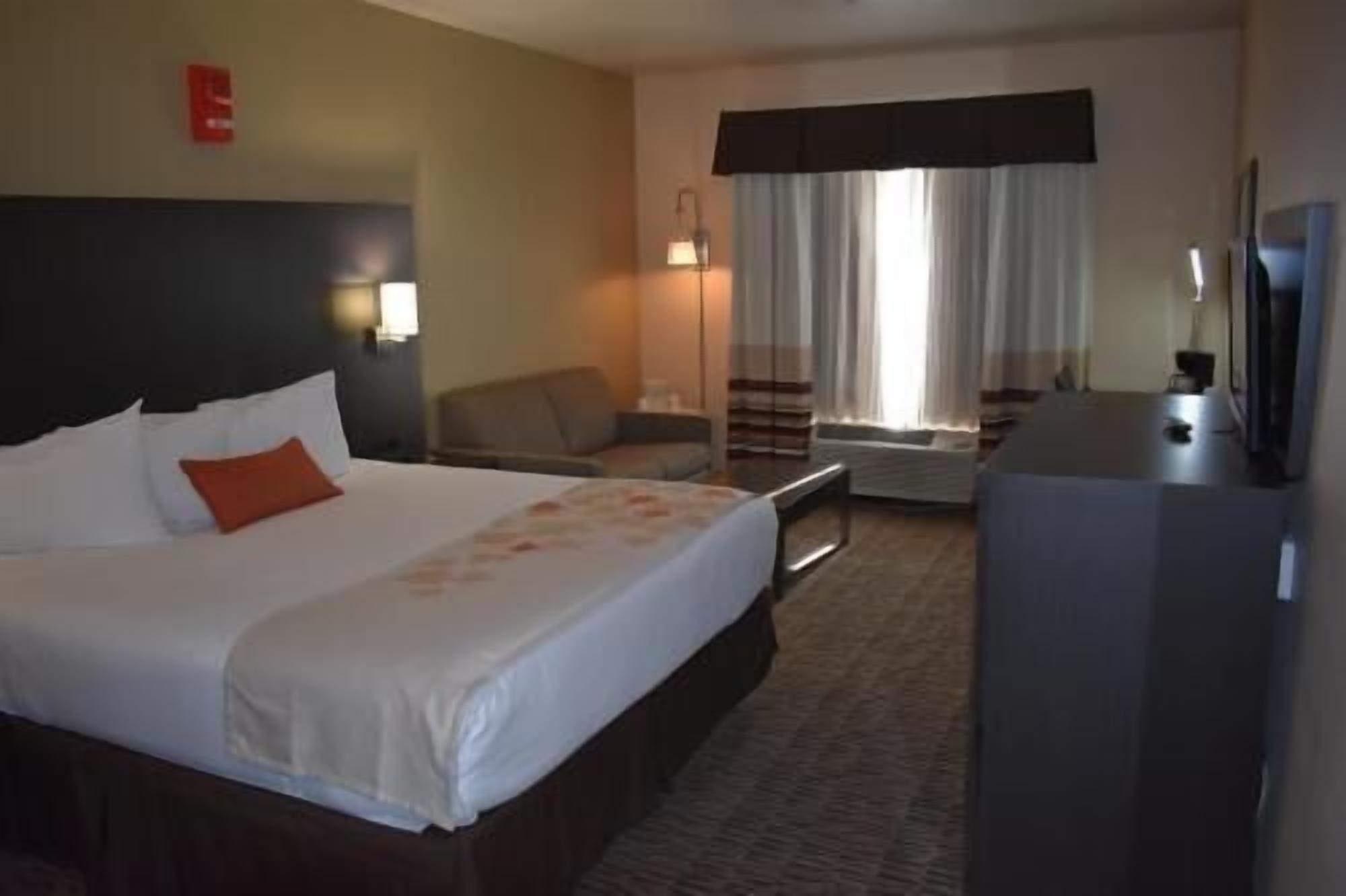 Premium bedding, in-room safe, desk, blackout drapes