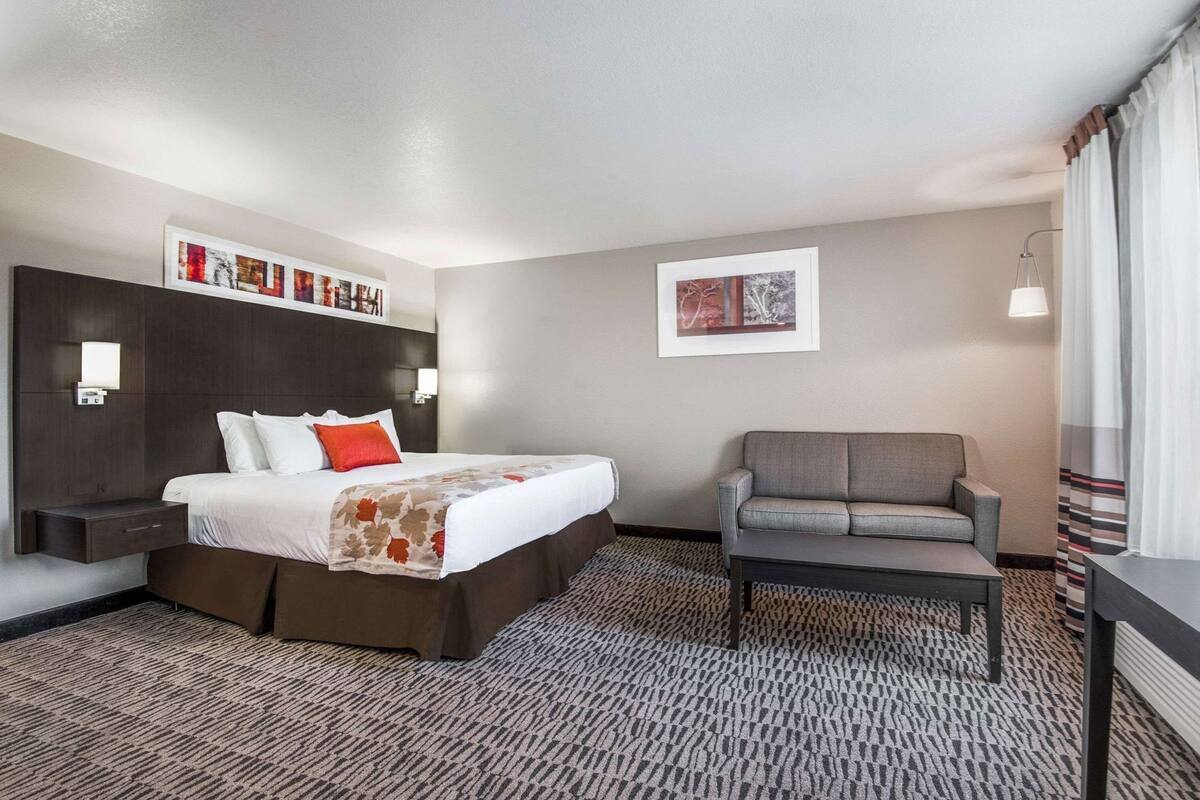 Literie de qualitĂ©, coffre-fort, bureau, rideaux dâobscurcissement