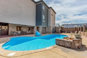 Una piscina al aire libre de temporada, sillones reclinables de piscina