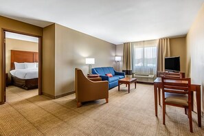 Sengetøy av topp kvalitet, senger med overmadrass og skrivebord