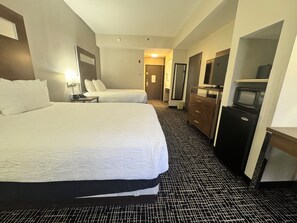 Ropa de cama de alta calidad, colchones con pillow-top y escritorio 