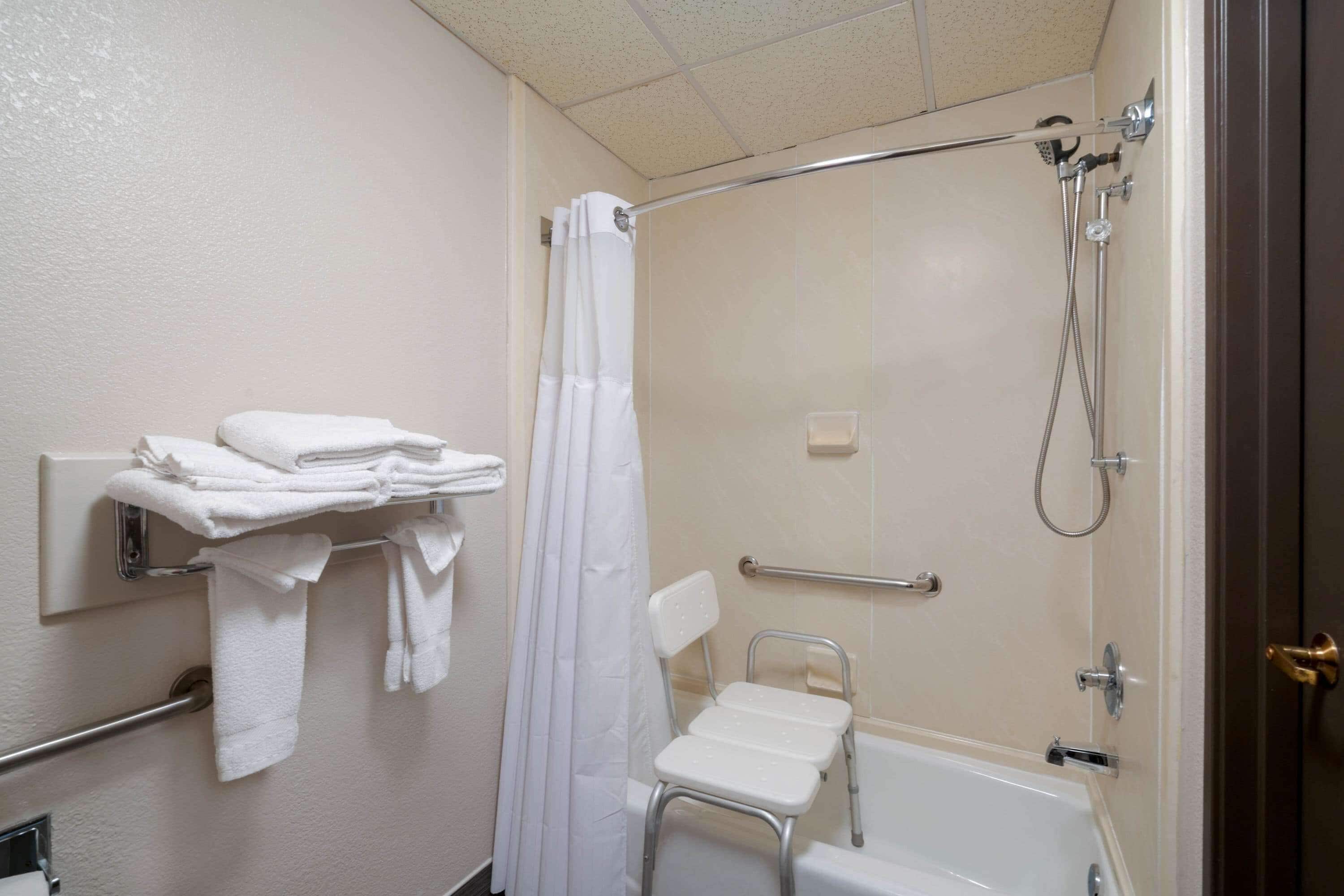 Chambre, 1 très grand lit, accessible aux personnes à mobilité réduite, non-fumeur (Mobility) | Salle de bain