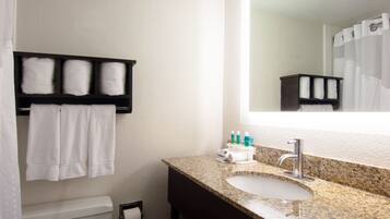 Combined shower/tub, free toiletries, hair dryer, towels