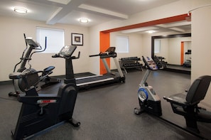 A gym with treadmills, elliptical machines, and a rowing machine. - Holiday Inn Express Hotel & Suites Spence Lane by IHG (Nashville)