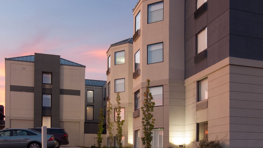 Holiday Inn Express Hotel & Suites Spence Lane by IHG