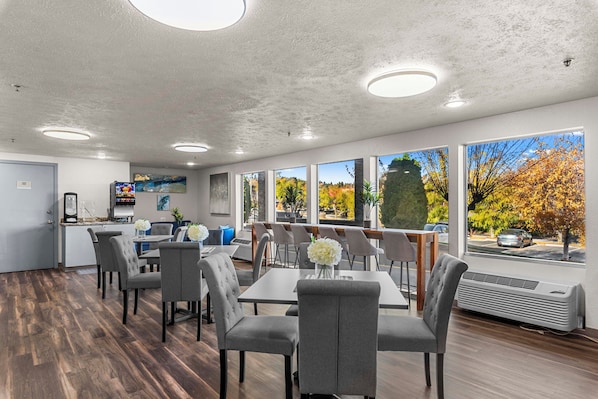 Free daily buffet breakfast - Clarion Pointe Wenatchee (Wenatchee)