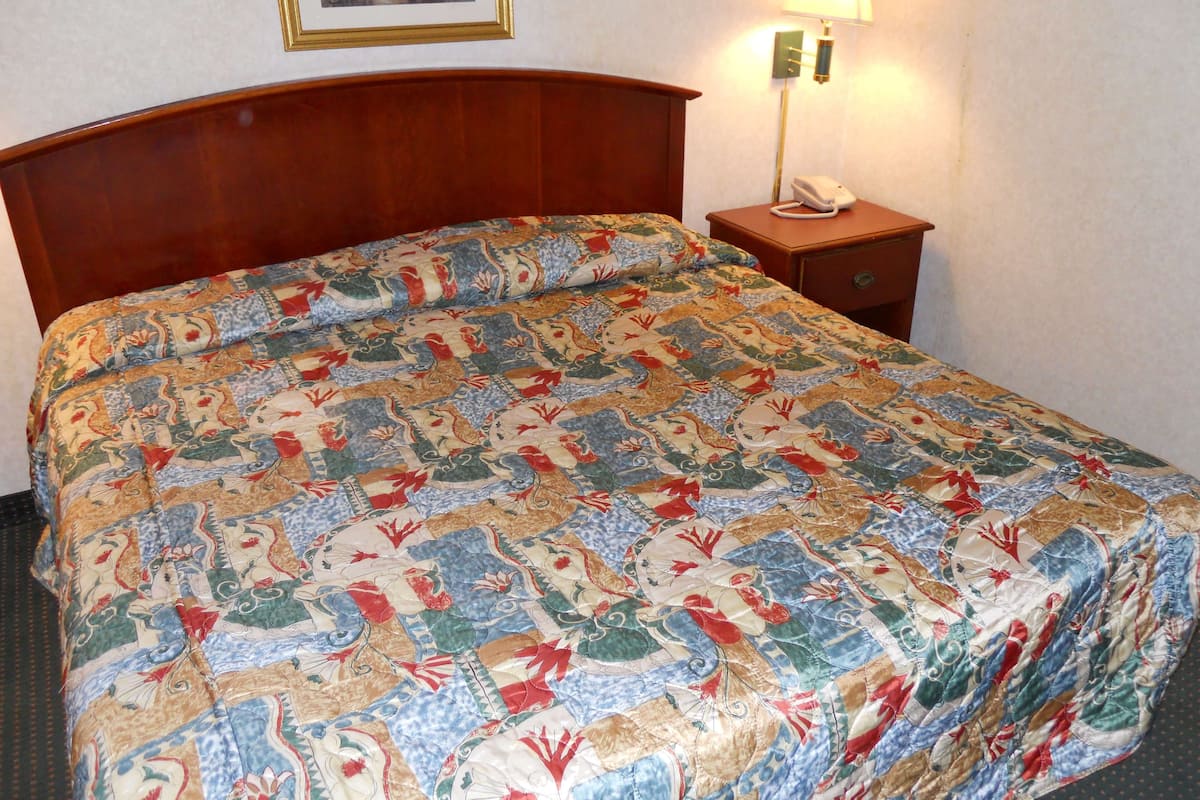 Een bureau, een strijkplank/strijkijzer, babybedden, extra bedden