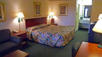 Escritorio, tabla de planchar con plancha, cunas y camas extra