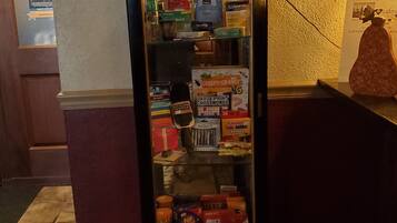 Máquina expendedora con una variedad de artículos, como aperitivos, bebidas y juegos.