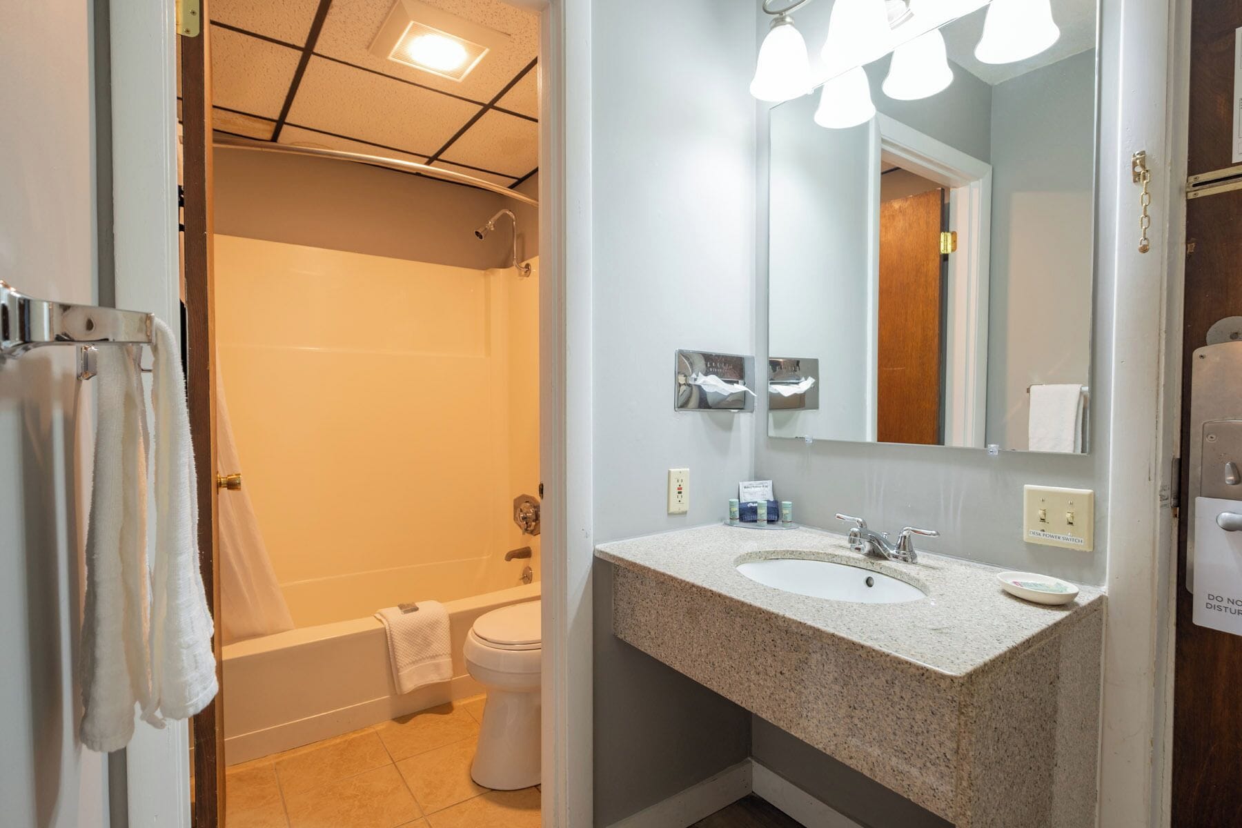 Un baño con lavabo, espejo y ducha.