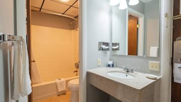 Un baño con lavabo, espejo y ducha.