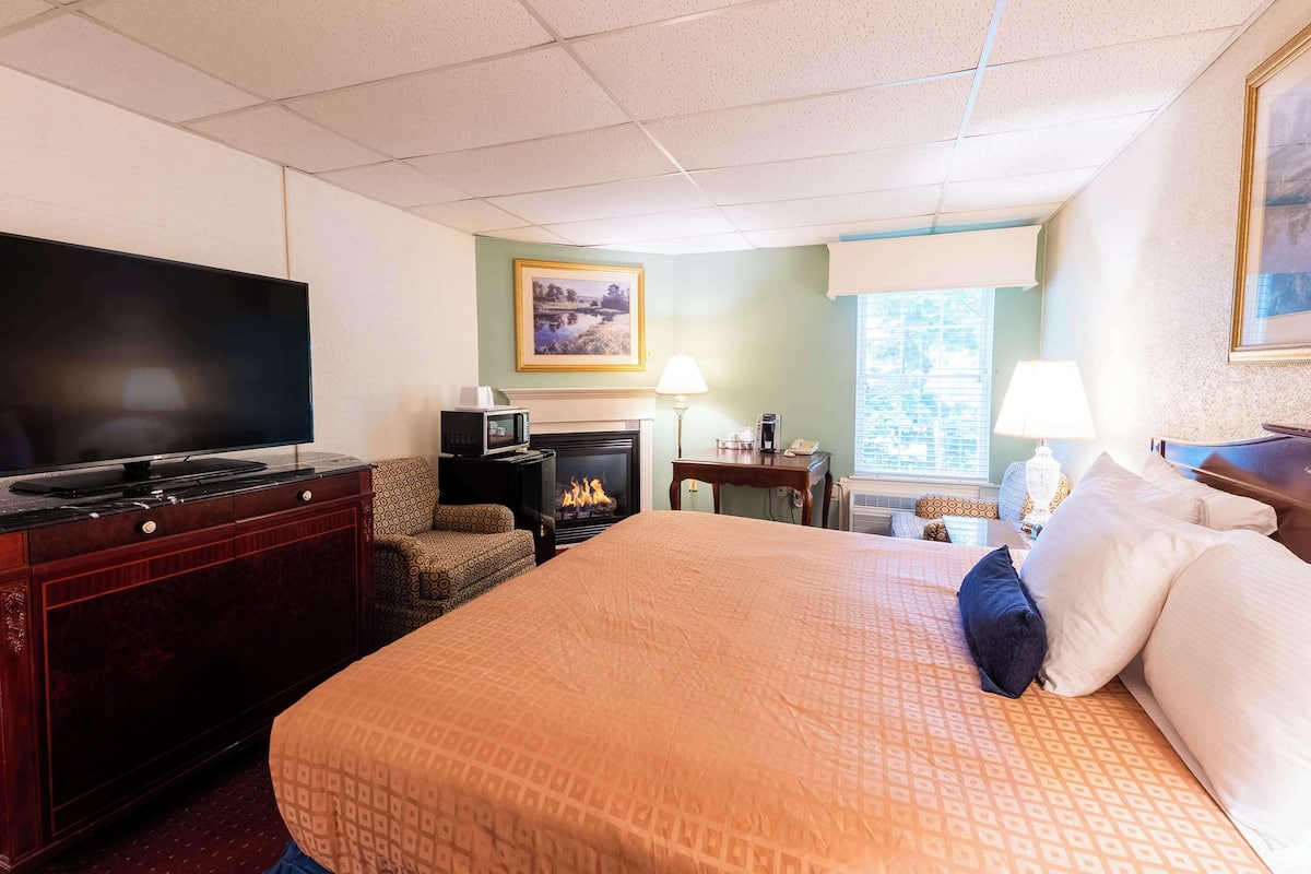 Deluxe Room, 1 King Bed, Fireplace | Blackout drapes, iron/ironing board, free WiFi, bed sheets