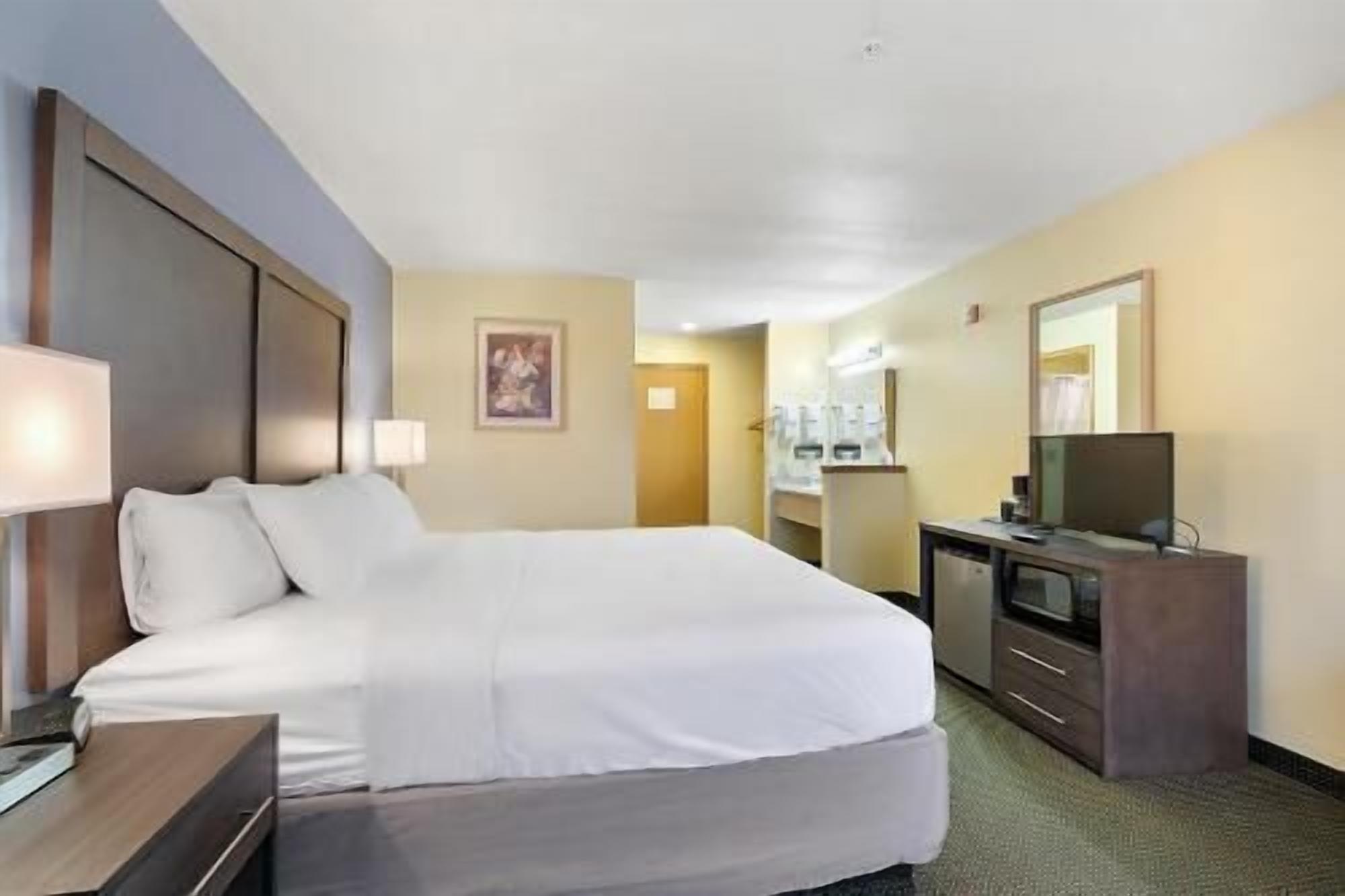 Desk, cribs/infant beds, rollaway beds, free WiFi