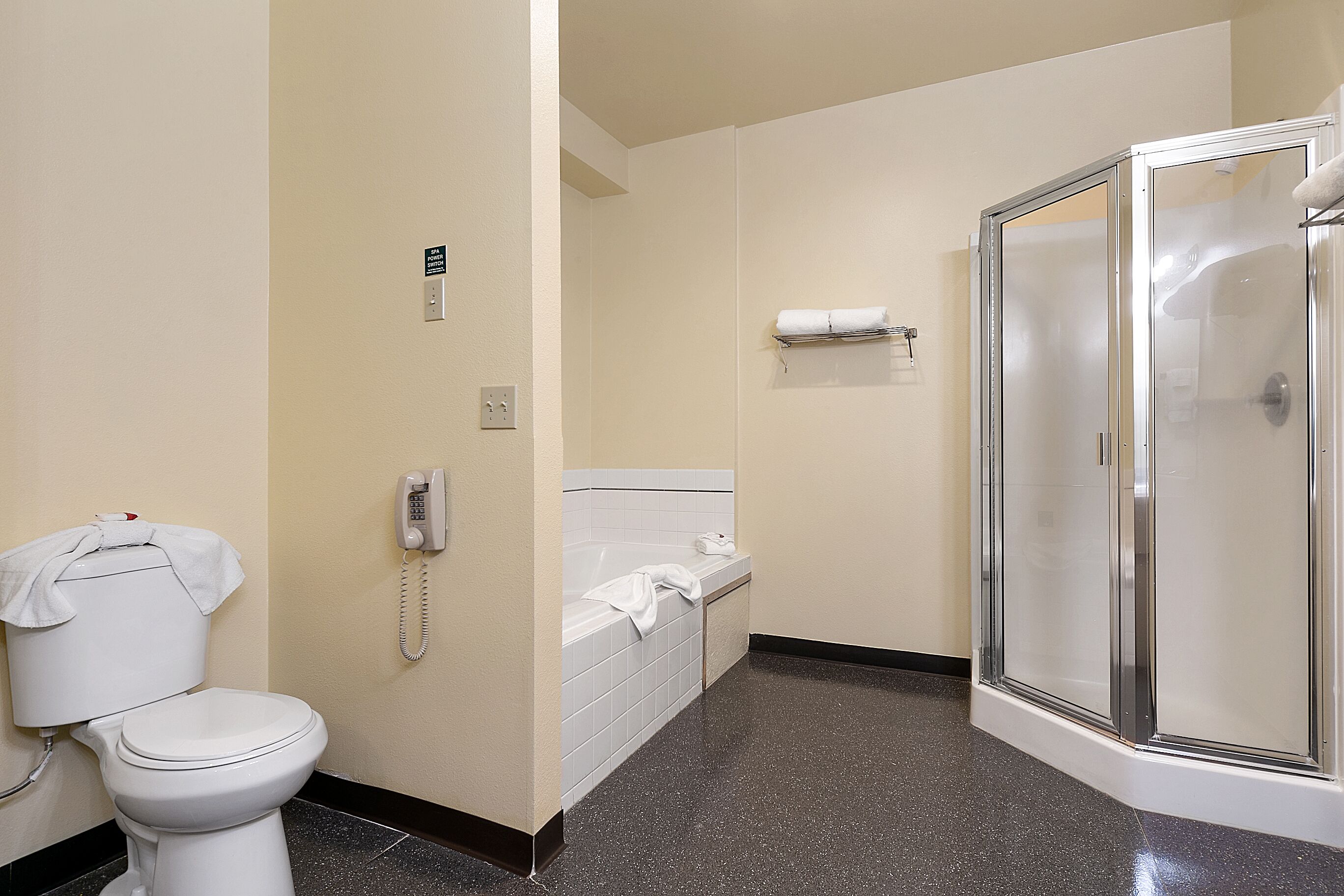 Un baño con inodoro, ducha y lavamanos.