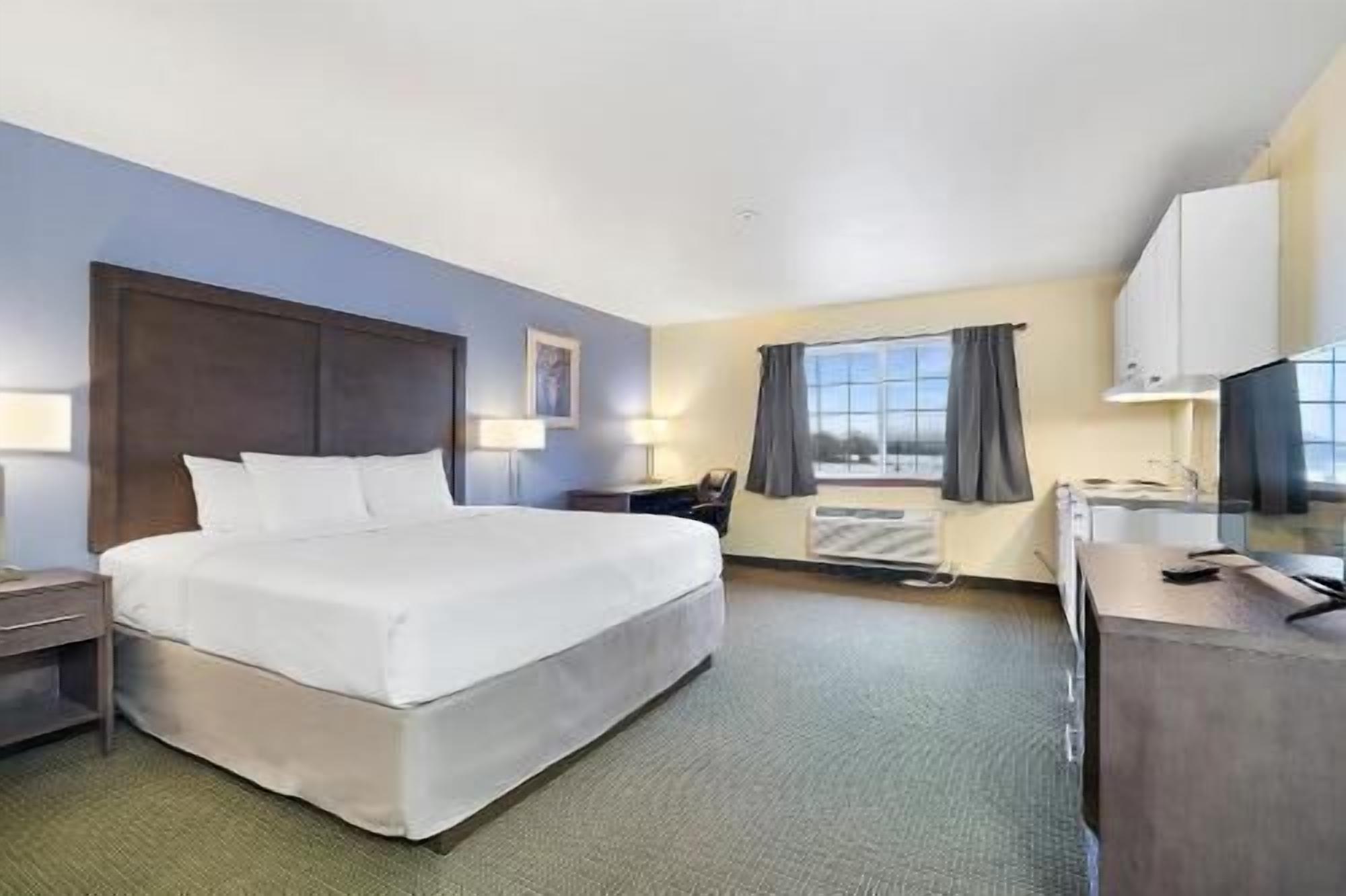 Desk, cribs/infant beds, rollaway beds, free WiFi