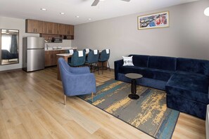 Hochwertige Bettwaren, Betten mit Memory-Foam-Matratzen, Zimmersafe