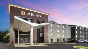 A La Quinta hotel with a modern design, featuring a prominent entrance and a covered area. - La Quinta Inn & Suites by Wyndham Memphis I-240 (Memphis)