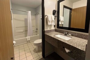 Een douche, designer toiletartikelen, een haardroger, handdoeken