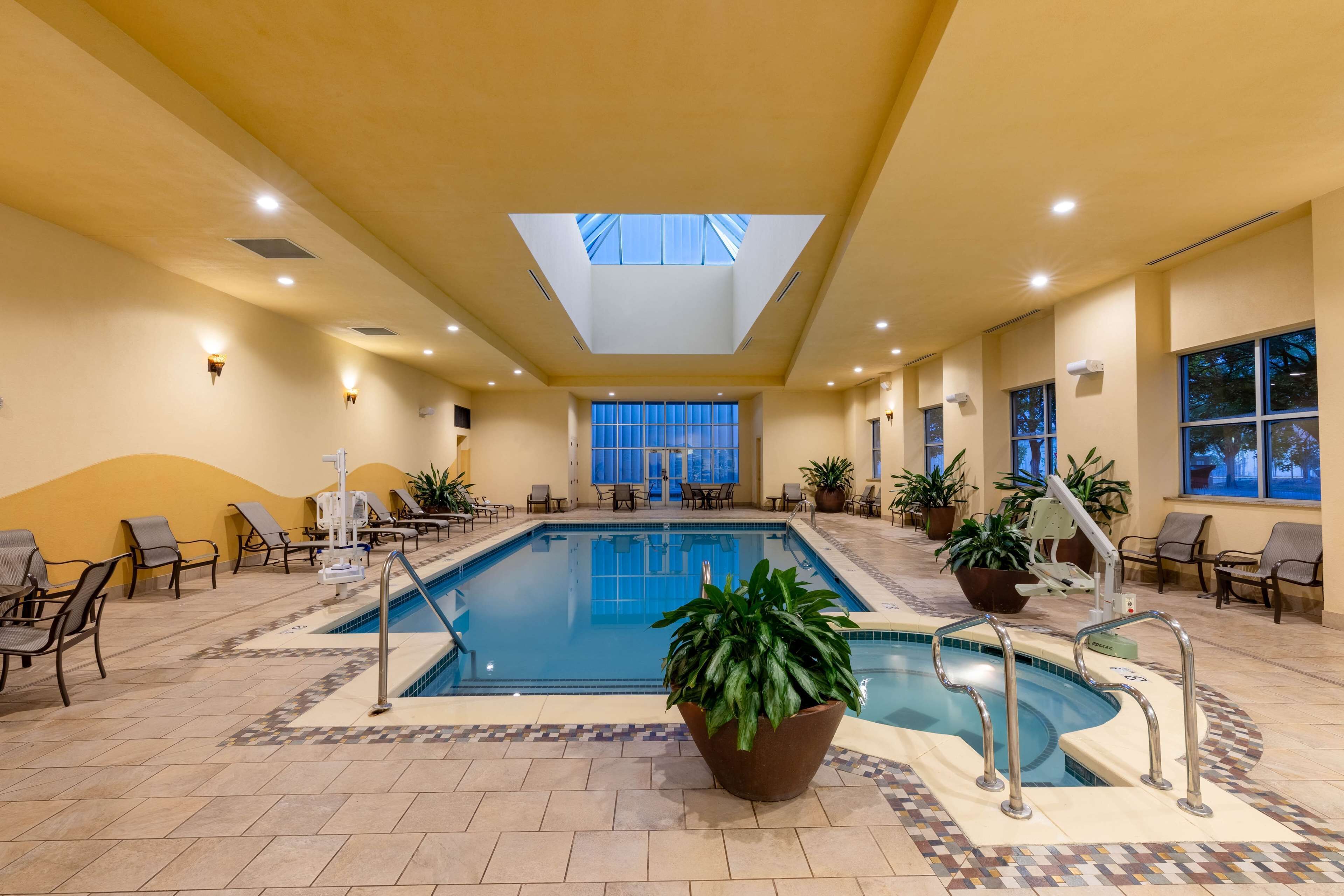 Indoor pool, sun loungers