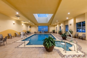 Alberca techada y camastros