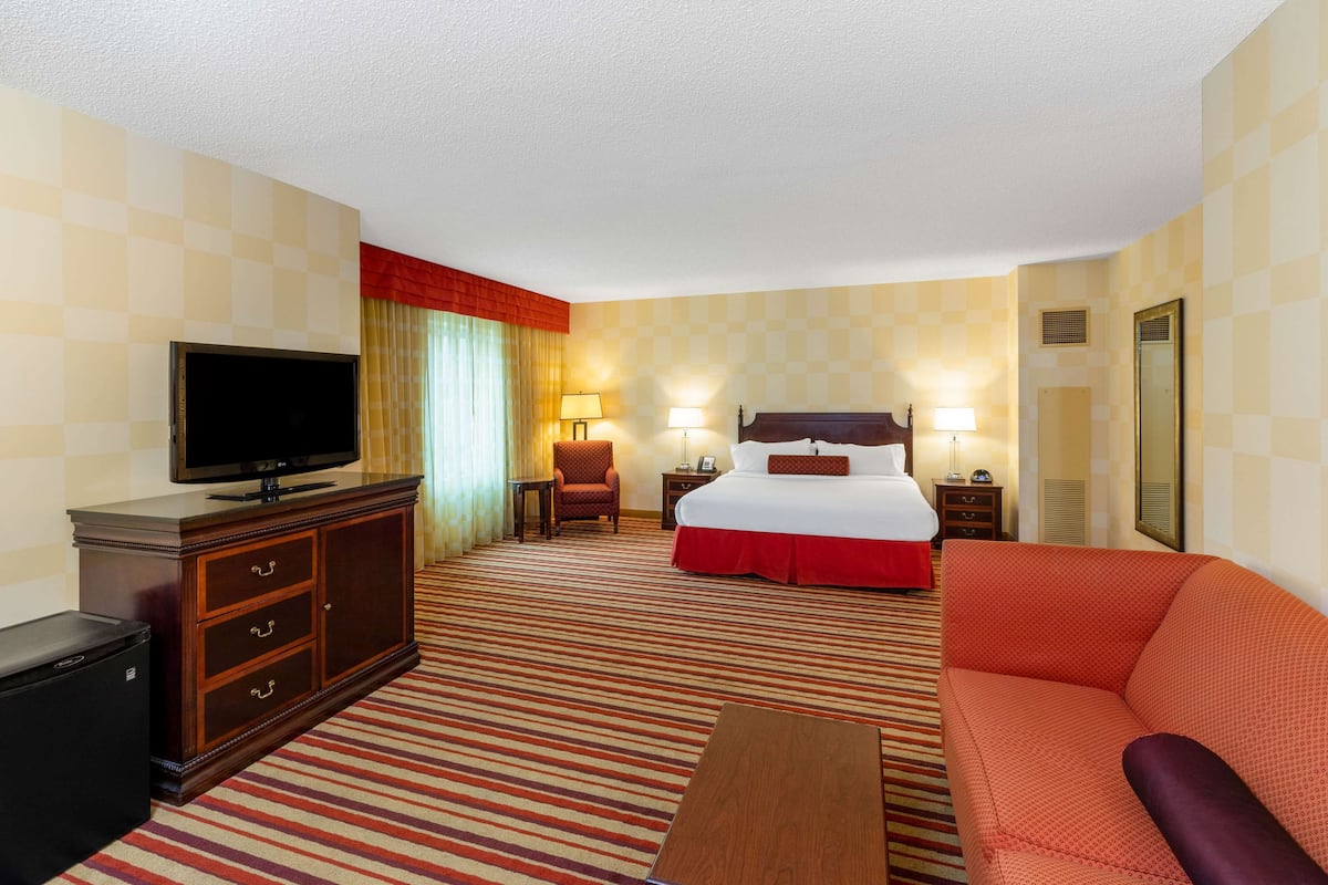 Junior Suite, 1 Bedroom, Non Smoking | Premium bedding, in-room safe, desk, blackout drapes