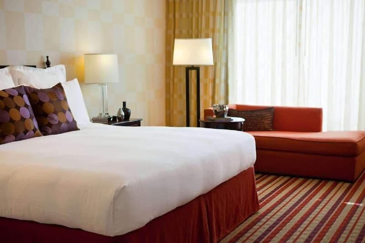 Premium bedding, in-room safe, desk, blackout drapes