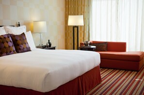 Ropa de cama de alta calidad y caja de seguridad en la habitación 