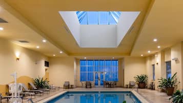 Inomhuspool och solstolar