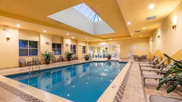 Innendørsbasseng og solsenger