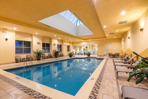 Beltéri medence, napozóágyak