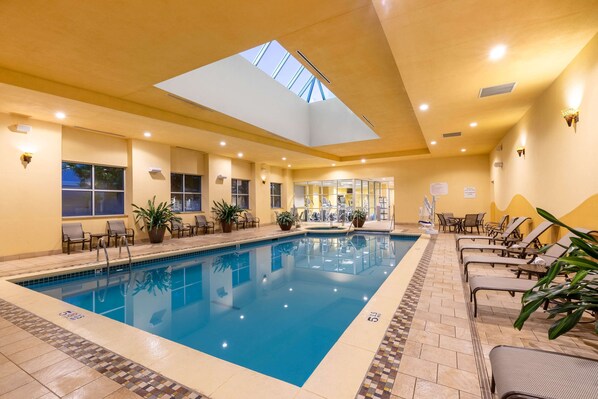 Indoor pool, sun loungers
