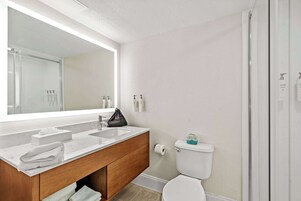 Combined shower/bathtub, free toiletries, hair dryer, towels