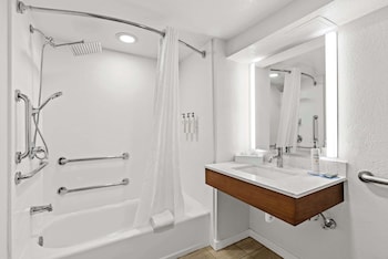 Accessible bathroom at Sonesta Essential Orlando