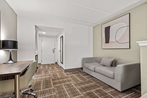 Suite, 2 camas Queen size | Espacio para trabajar con laptop y cortinas blackout 