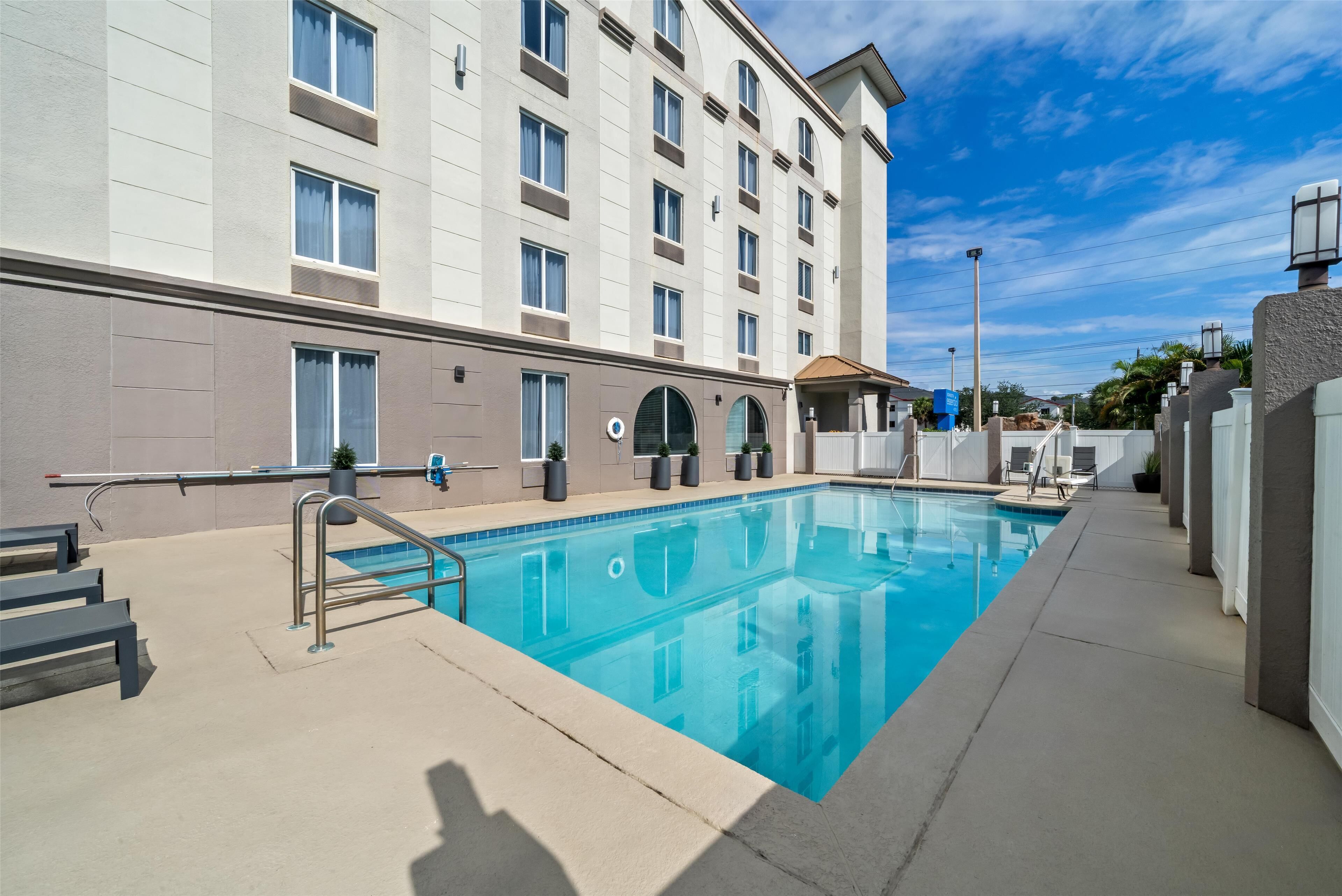 室外游泳池，日光浴躺椅