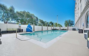 Piscine extérieure, chaises longues