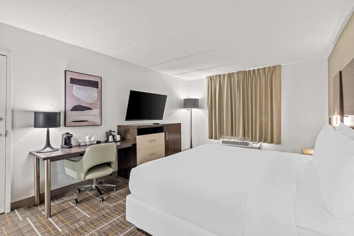Espacio para trabajar con laptop y cortinas blackout