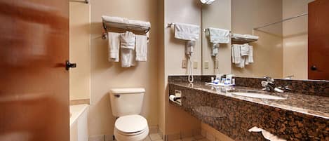 Combined shower/tub, free toiletries, hair dryer, towels