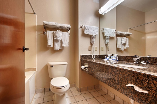 Combined shower/tub, free toiletries, hair dryer, towels